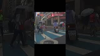 不知道在急什麼 害小朋友嚇到