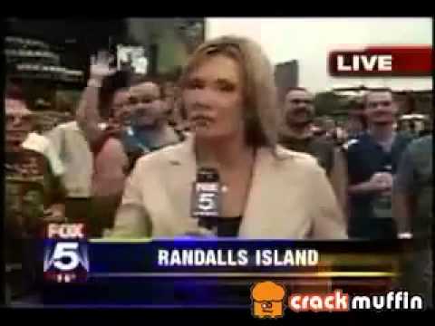 kvinnelig reporter blir distrahert