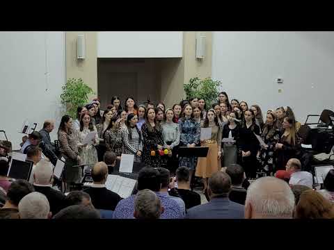 Intr-o zi va fi totul nou - Grup de fete din corul reunit de la Centenar