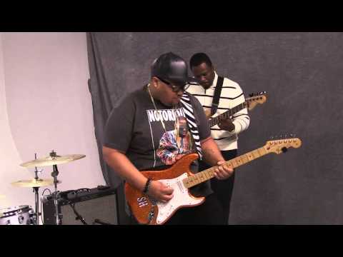 Shonn Hinton and Shotgun perform 'Genuine Draft Baby'