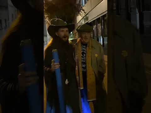 Lord of the Rings Fan Chances Upon Sir Ian McKellen While Dressed as Gandalf