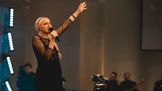 Que Los Cielos Abran Hoy (en vivo) - New Wine | El Rey Jesus