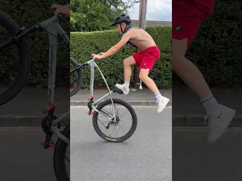 Standing on the seat whilst wheelying?! #wheelie #summer #seat