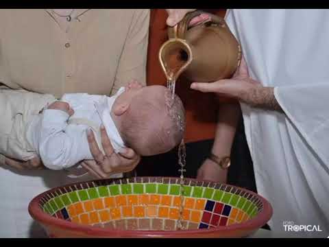 A tal foto do bebê na pia de batismo, com audiodescrição