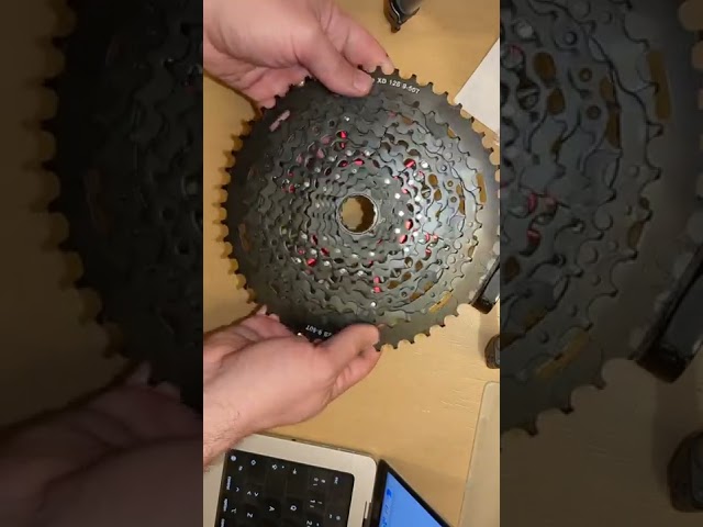 Vídeo relacionado con Cuentas pendientes (Casete) Color Rojo. Edición limitada