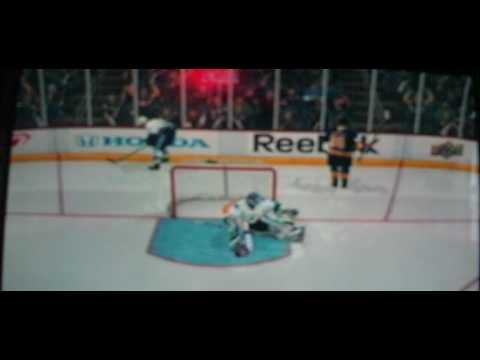 Roberto Luongo lets in a bad goal (NHL 10)