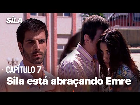 Sila está abraçando Emre - Sila: Prisioneira do Amor