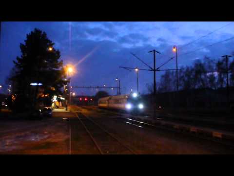 ČD 854 215 Ivanka opuští Pardubice Rosice n.L.