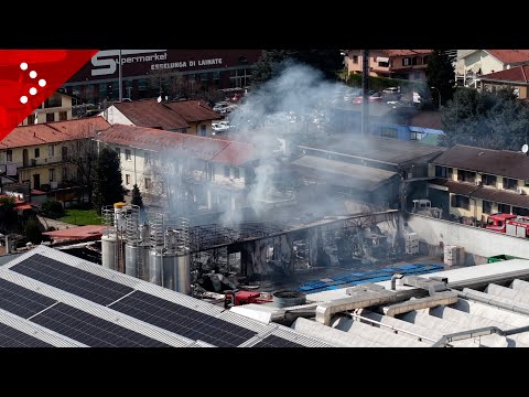 Incendio in azienda dolciaria di Lainate (Milano): alta colonna di fumo, danni allo stabilimento