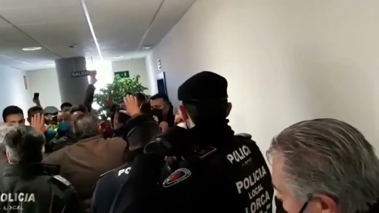 Los ganaderos irrumpen en el Pleno de Lorca