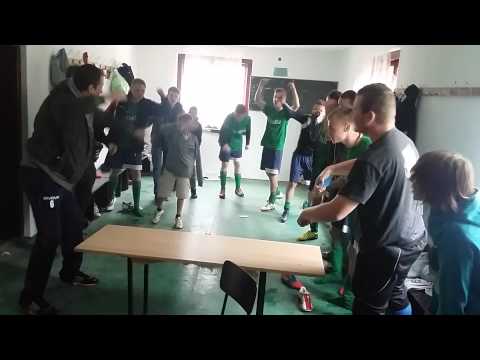 Radość w szatni po wygranej z LKS-em Uszew!