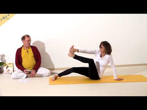 Diagonale schiefe Ebene mit Hand am Fuß - Yoga Asana Lexikon