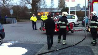 preview picture of video 'brandweer workum. autobrand bij de supermarkt workum'