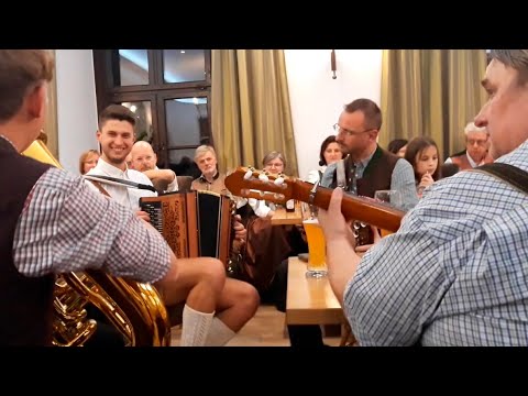 Am Abend beim Zeller Volksmusikseminar 2019 der MVM