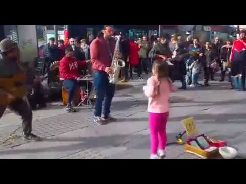 Niña baila Mambo - Lupita -  y la gente se vuelve eufórica. Barcelona