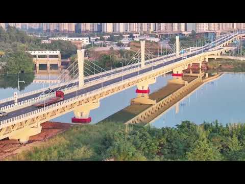 Ponte estaiada de treliça contínua de dois andares branca pura torna-se um “ponto fotográfico” na cidade de Ganzhou, província de Jiangxi