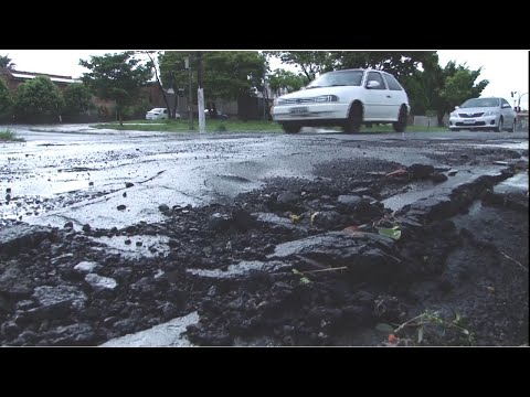 Motoristas reclamam de buracos na Avenida Tancredo Neves