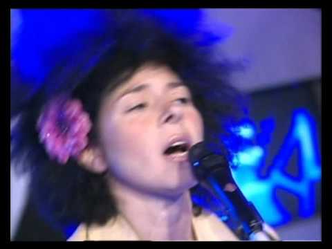 Ely Guerra video Ojos claros, labios rosas - Estudio CM 2004