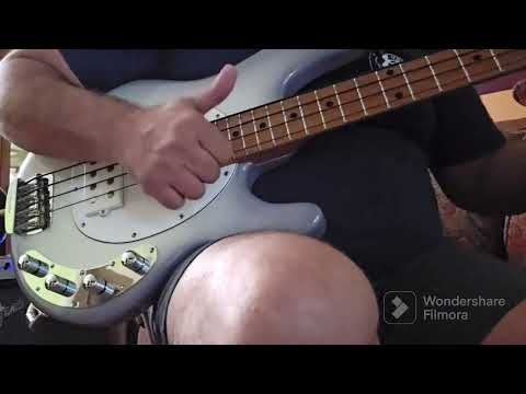 Fender American ULTRA Jazz Bass VS MusicMan StingRay SPECIAL 4H