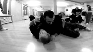 preview picture of video 'Bodenkampf Anwendungen mit Sifu Oliver Becker (EBMAS Wing Tzun)'