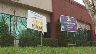 Download lagu Hillsboro print shop making yard signs to highlight graduating students, donating to schools mp3