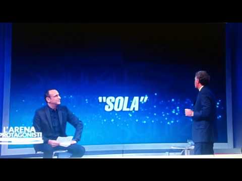 Nina Zilli a Sanremo e Molendini DITA NEL NASO