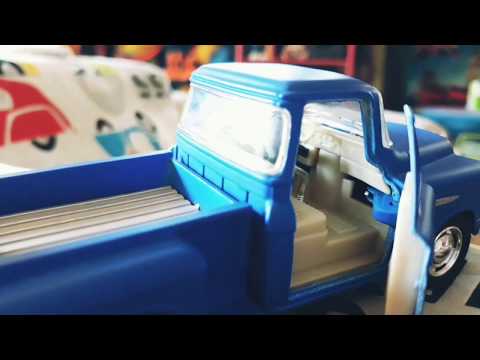 Металлическая машинка Kinsmart 1:32 «1955 Chevy Stepside Pick-up (С принтом)» KT5330DF, инерционная / Синий