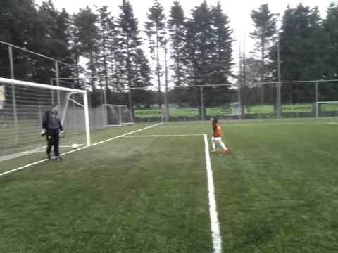 Victoria Boys E1 - Penalty Obbe in de rust bij heren 1