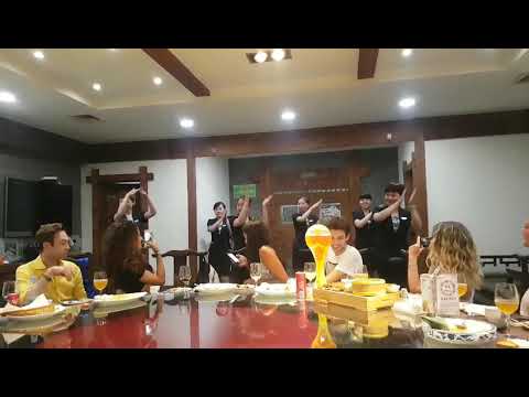 Cena con sorpresa - Balletto delle cameriere al ristorante