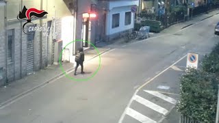 Insegue in strada il cognato che lo ha cacciato di casa e lo accoltella: le immagini del tentato ...