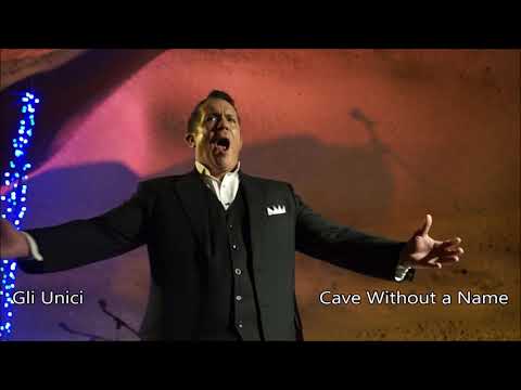 William J. Chapman, Gli Unici, performs Vesta la guibba