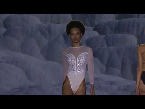 Homenaje póstumo a Andrés Sardá en la pasarela MBFWM - Desfile Otoño Invierno 2020/2021
