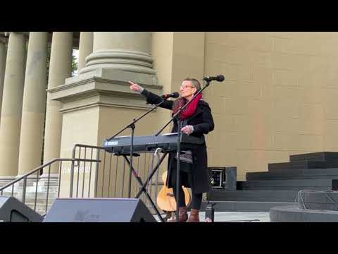 Amy Obenski singing the end of Restless