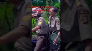 Download lagu warkop dki pencet sana pencet sini kocak abis dono ugal2an pake mobil dikejae polisi.#warkop #shorts mp3