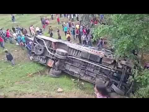  SANTA BÁRBARA, HUEHUE XELA BUS PIERDE EL CONTROL Y SE VA AL BARRANCO DEJANDO MAS DE 25 HERIDOS.