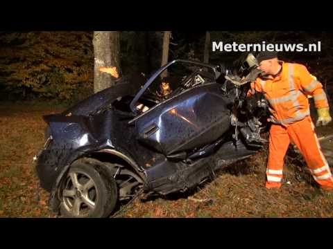 Auto tegen boom N34 Odoorn
