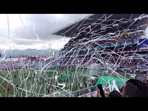 "CUANDO LA HINCHADA MORADA MONTA LA FIESTA EN LA GRADA ðŸ’œ" Barra: Ultra Morada • Club: Saprissa