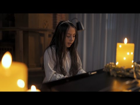 Abigail Bejerea - Glorie răsună în zări (Cântarea Mariei) - Colind [Official Music Video]