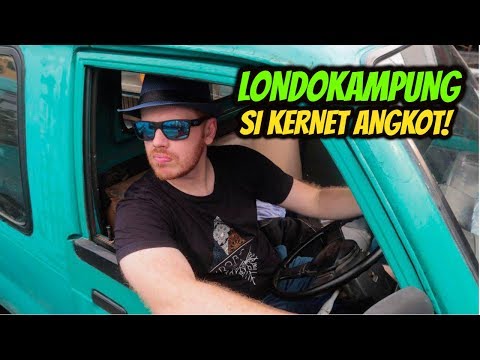 bule-ganteng-ini-jadi-kernet-angkot