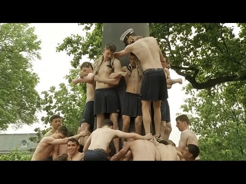 Video Thumbnail: US-Kadetten erklimmen eingefettetes Denkmal in jährlicher Tradition