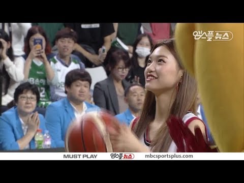 Weki Meki YOOJUNG,SUYEON singing National Anthem, DOYEON throwing First Ball l DBvsKCC | 20171015