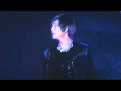 [fancam] 101128 Onew is on fire shaking his freshly cut hair during Lucifer at GS25 Love concert