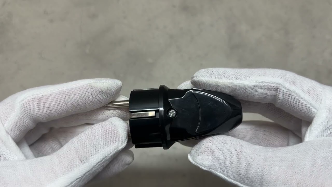 Вилка прямая LUXEL 1102 с заземлением черная