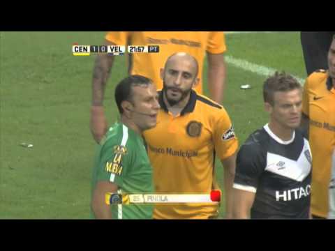 Pinola vio la roja en el primer tiempo. Central 1 - Vélez 0. Fecha 10. Primera División 2016