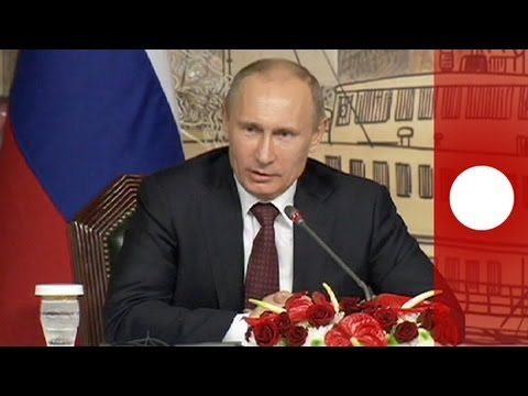 Putin signs law banning homosexual "propaganda"