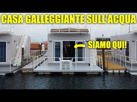 SOPRAVVIVERE per 24H IN UNA CASA GALLEGGIANTE SULL'ACQUA - QUESTA ESPERIENZA È VERAMENTE ASSURDA!