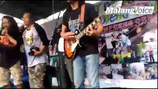 Download lagu Brrrr... Meski Kehujanan, Warga Celaket Semangat Nyanyi Bareng Ian Antono 'Godbless' mp3