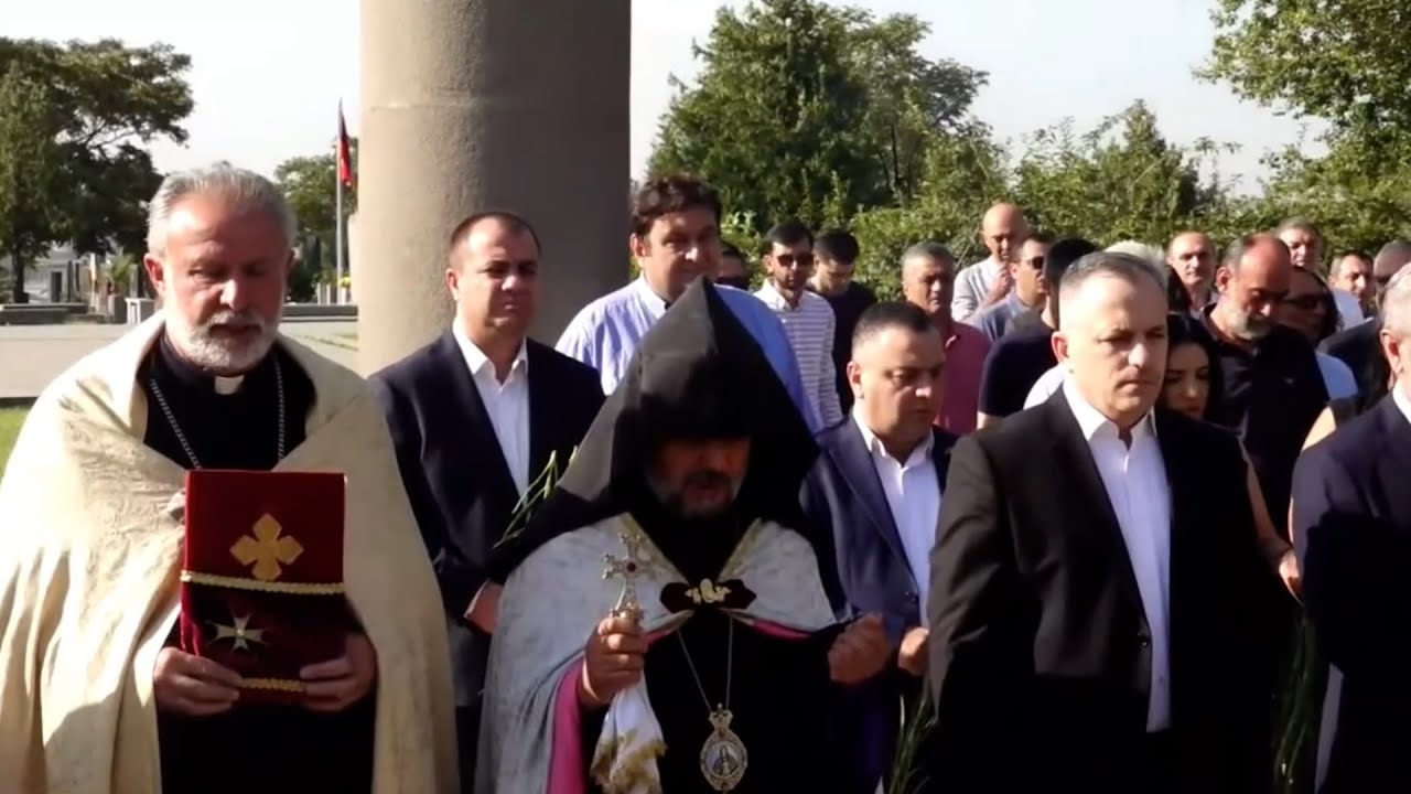 Արցախի նախագահն ու ղեկավարությունը Եռաբլուրում  ծաղիկներ խոնարհեցին