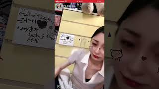 ライブ配信　謎な踊りと美女の胸チラ　谷間　nipslip