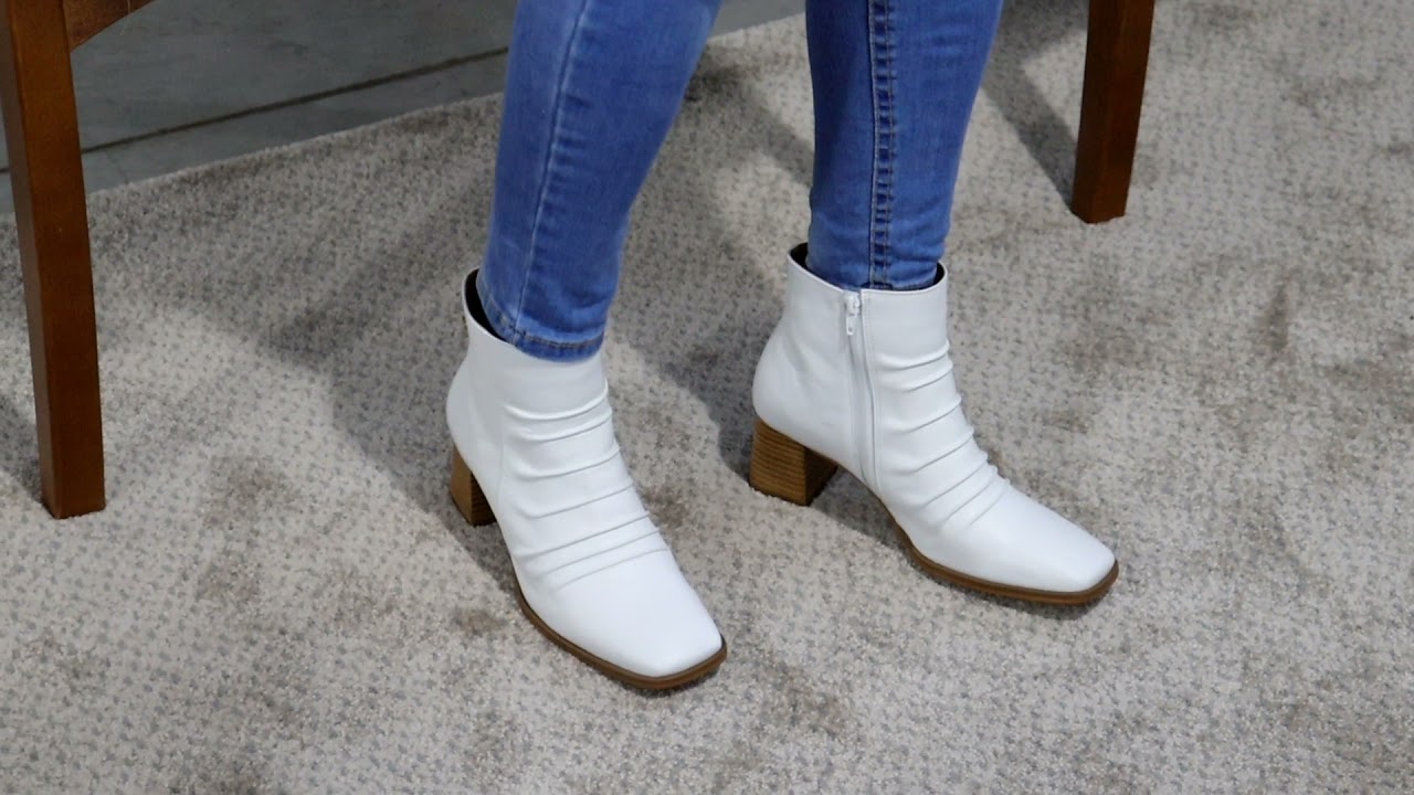 Watch Now Bota Branca Bico Quadrado Detalhe em Rugas | Compre Online Bota Branca Bico Quadrado Detalhe em Rugas | Compre Online